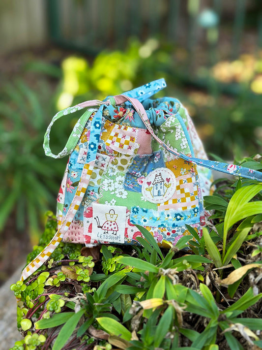 D404 HANDY DANDY POUCH (COMES WITH PRE-PRINTED STITCHERY)