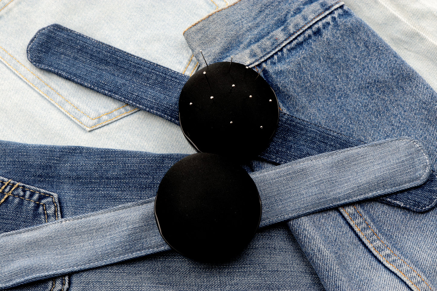 PIN CUSHION FLEXIBLE SLAP "JEANS" BRACELET- BLACK-Blister