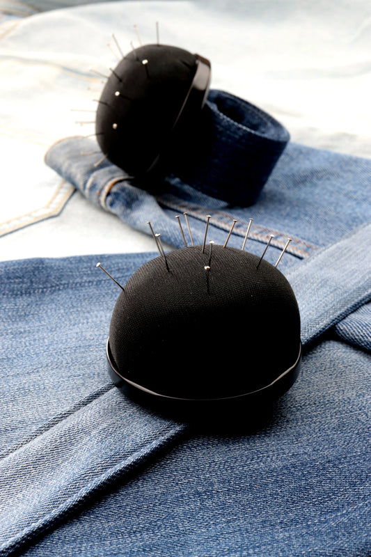 PIN CUSHION FLEXIBLE SLAP "JEANS" BRACELET- BLACK-Blister