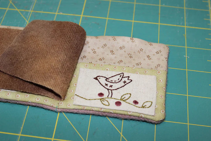 D283 WINTERBERRY NEEDLEBOOK