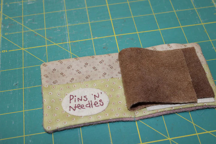 D283 WINTERBERRY NEEDLEBOOK