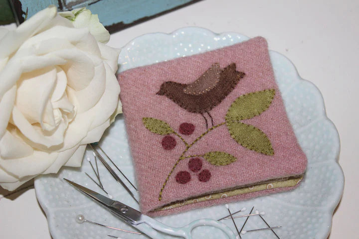 D283 WINTERBERRY NEEDLEBOOK