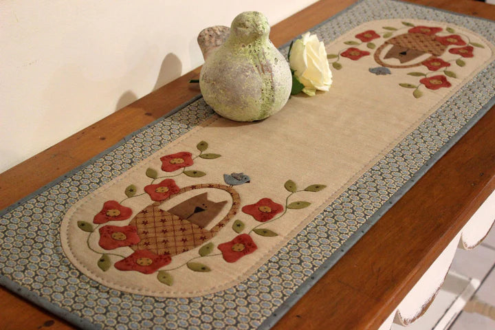 D284 SWEET PEA TABLERUNNER