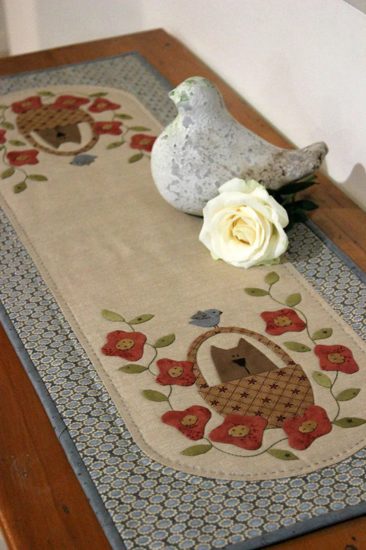 D284 SWEET PEA TABLERUNNER