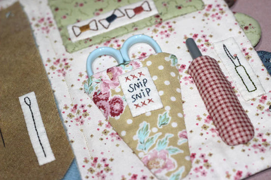 D324 SEWING MOUSE NEEDLEBOOK
