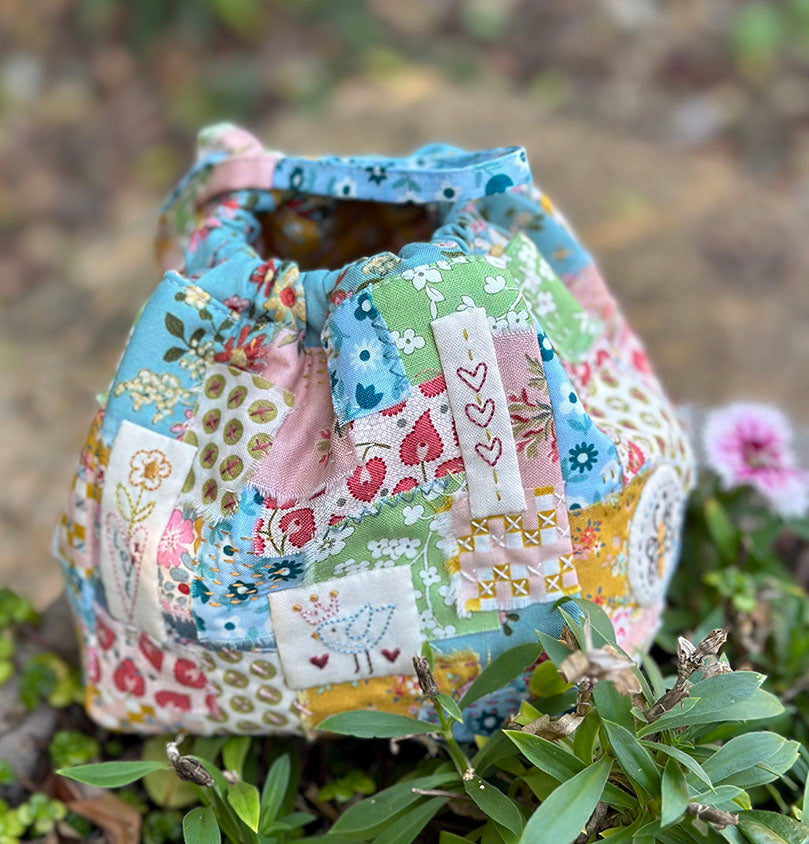 D404 HANDY DANDY POUCH (COMES WITH PRE-PRINTED STITCHERY)