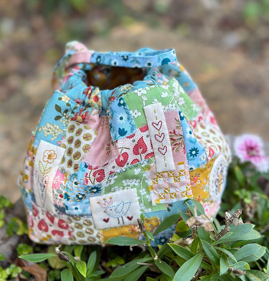 D404 HANDY DANDY POUCH (COMES WITH PRE-PRINTED STITCHERY)