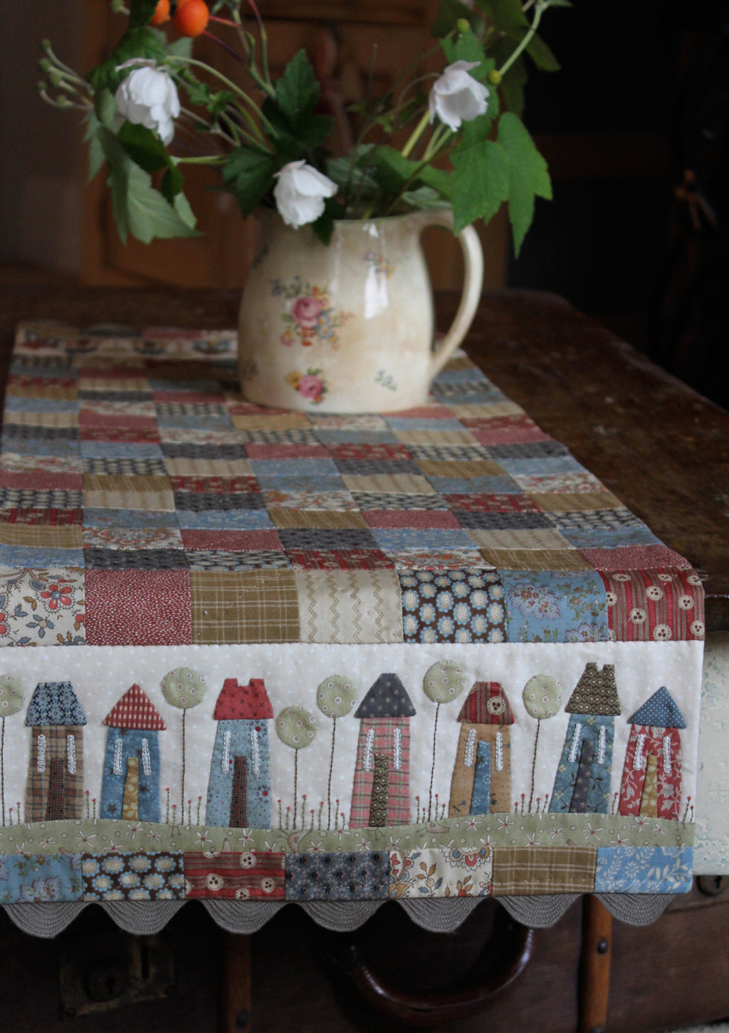 P090 Tiny Town Tablerunner