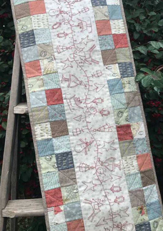 S025 Christmas Garland Table Runner