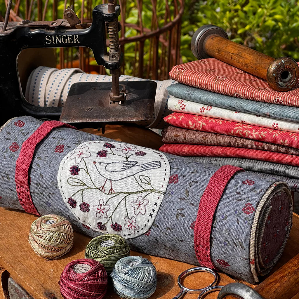 P134 Bird in the Blackberries Sewing Roll