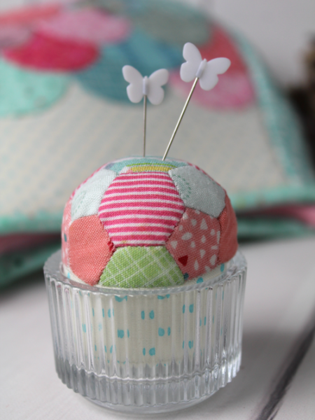 HNK241 Cupcake pincushioin