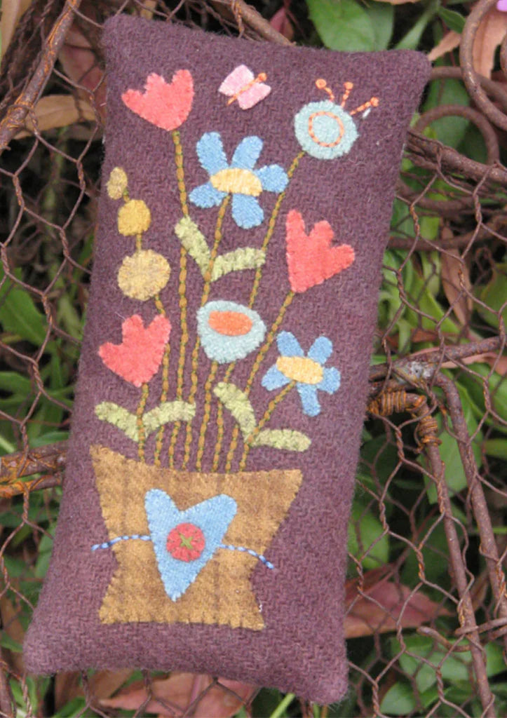 F035 Maisy's Flower Pincushion