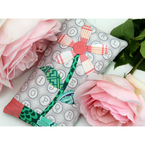 HNK95/8  Simple flower pincushion - applique club