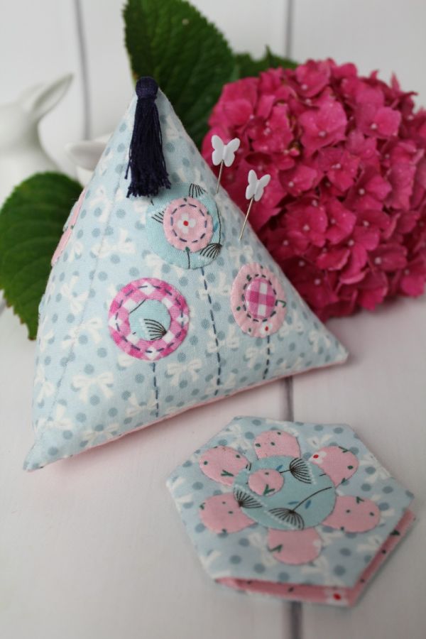 HNK235 Cockamamie chix (triangle cushion and needlebook)