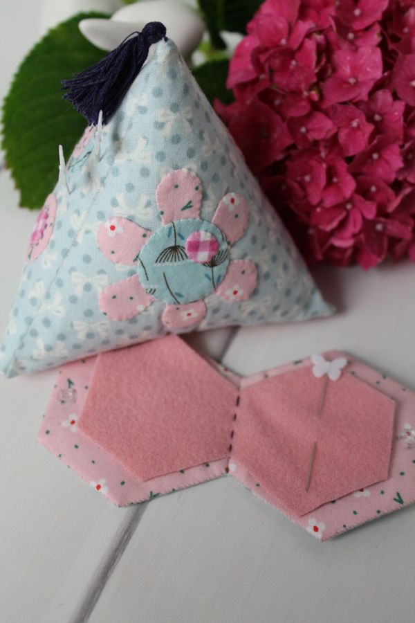 HNK235 Cockamamie chix (triangle cushion and needlebook)