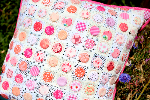 hnk265 Mini spot on cushion