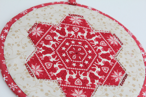 HNK156/9 Christmas club - festive oven mitts