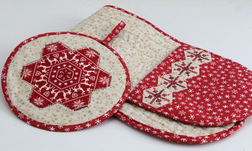 HNK156/9 Christmas club - festive oven mitts