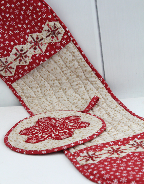 HNK156/9 Christmas club - festive oven mitts