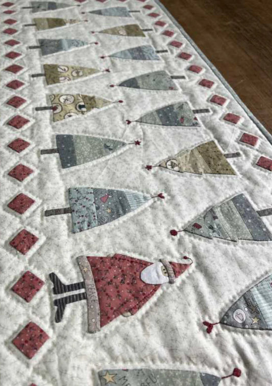 P126 O Christmas Tree Table Runner